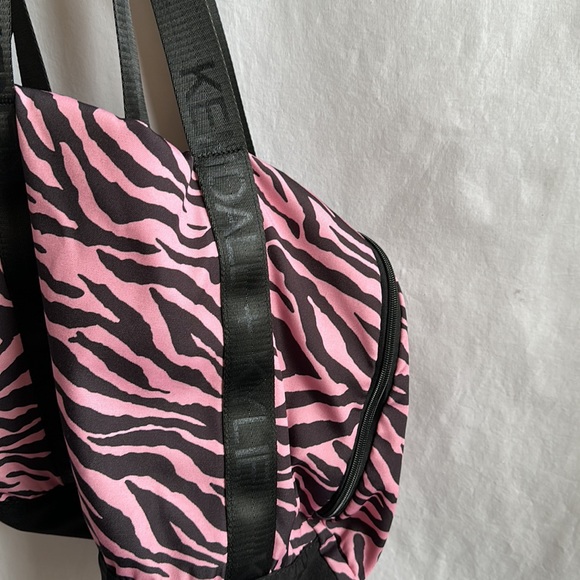 Kendall + Kylie pink and black zebra print duffel / weekend bag - Picture 2 of 4